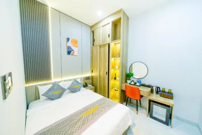带淋浴豪华双人房 — Golden Sun 6 Hotel - Near Tan Son Nhat Airport